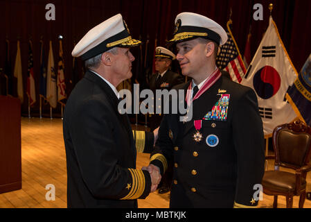 180111-N-TB 148-107 Busan, Republik Korea (Jan 11, 2018) - Vice Adm. Phil J. Sawyer, Commander, U.S. Siebten Flotte präsentiert die Legion des Verdienstes zu hinteren Adm. Brad Cooper, Commander, U.S. Naval Forces Korea (CNFK) während eine Änderung der Befehl Zeremonie an CNFK Hauptquartier. Während der Zeremonie der Adm. Michael E. Boyle entlastet Hinten Adm. Brad Cooper, immer 36 CNFK Commander's. (U.S. Marine Foto von Mass Communication Specialist William Carlisle/Freigegeben) Stockfoto