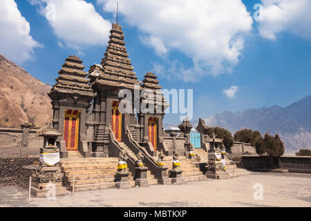 Hindu Tempel (Pura Luhur Poten) am Fuße des Mount Bromo, Insel Java, Indonesien Stockfoto