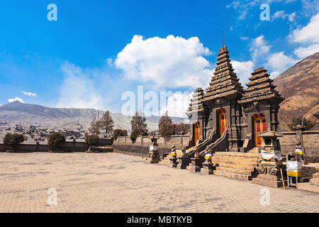 Hindu Tempel (Pura Luhur Poten) am Fuße des Mount Bromo, Insel Java, Indonesien Stockfoto