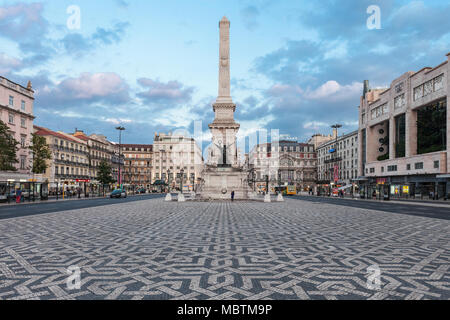 Lissabon - 25. Juni: Eden Teatro (Eden Theater) und Denkmal für die Restauratoren (Monumento dos Restauradores) am Restauradores Platz am Juni 25, 2014 in Stockfoto