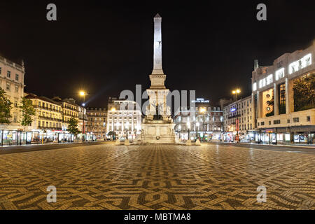 Lissabon - 25. Juni: Eden Teatro (Eden Theater) und Denkmal für die Restauratoren (Monumento dos Restauradores) am Restauradores Platz am Juni 25, 2014 in Stockfoto