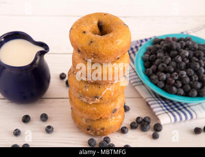 Blueberry Cake Donuts auf eine weiße Holztisch Stockfoto