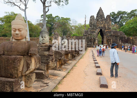 Angkor Thom Kambodscha, Touristen und Statuen der Götter auf der Brücke, South Gate, Angkor Thom, UNESCO-Weltkulturerbe Angkor, Kambodscha Asien Stockfoto