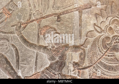 Angkor Wat Tempel, 12. Jahrhundert hinduistische Flachrelief Schnitzerei von Speerwerfer Soldat in der Schlacht, Angkor Wat Tempel, UNESCO-Weltkulturerbe, Kambodscha Stockfoto