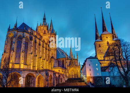 Die berühmten Dom und Severikirche in Erfurt beleuchtet nach Sonnenuntergang Stockfoto