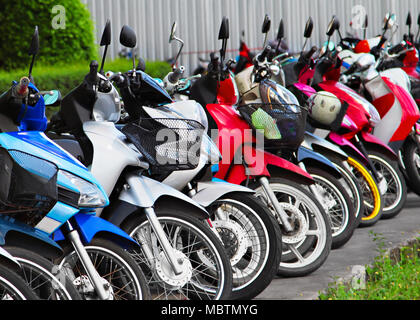 Viele Motobikes auf dem Parkplatz, Thailand Stockfoto