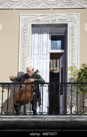 Trompe-l'oeil über die gesamte Seite eines Gebäudes in Prades, Languedoc-Roussillon, Languedoc-Roussillon, Frankreich. Pablo Casals spielt Cello. Stockfoto
