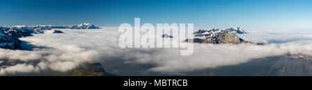 Dicke Wolken über die Schweizer Alpen. Stockfoto