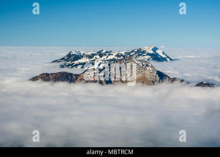 Rigi oberhalb der dichten Wolken in den Schweizer Alpen Stockfoto