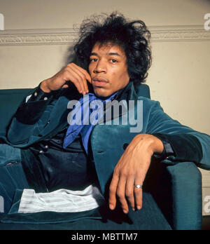 JIMI HENDRIX (1942-1970) US Rock Musiker in seinem Londoner Haus in 1967. Stockfoto