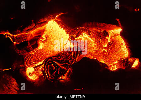 Malerischer Blick auf ein Teil von einem Lavastrom, der in der Dunkelheit, der heissen Lava zeigt sich in Gelbe und rote Farbtöne - Ort: Hawaii, Big Island, den Vulkan "Kilauea' Stockfoto