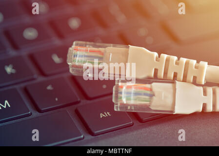 Kabel Internet liegt auf der Tastatur. Konzept Technologien und Internetverbindung Stockfoto