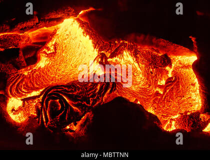 Malerischer Blick auf ein Teil von einem Lavastrom, der in der Dunkelheit, der heissen Lava zeigt sich in Gelbe und rote Farbtöne - Ort: Hawaii, Big Island, den Vulkan "Kilauea' Stockfoto