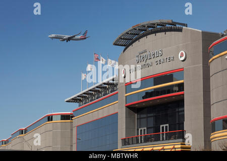 Rosemont, Illinois - Ein American Airlines Jet zum O'Hare Flughafen zu landen, fliegt über den Donald E. Stephens Convention Center. Stockfoto