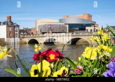 Die Waliser Brücke über den Fluss Severn mit TheaterSevern über Frühling Blumen in Blumenkästen. Shrewsbury, Shropshire, West Midlands, England, Großbritannien Stockfoto