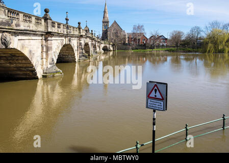 Die englische Brücke über überfluteten Fluss Severn mit hohen Wasserstand. Shrewsbury, Shropshire, West Midlands, England, Großbritannien, Großbritannien Stockfoto