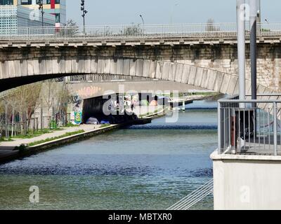 Flanke von Millenaire migrant Camp, Quai du Lot entlang des Canal Saint Denis, Gehäuse 1700 meist in Somalia, Sudan, und Eritreische Flüchtlinge. Paris, Frankreich Stockfoto