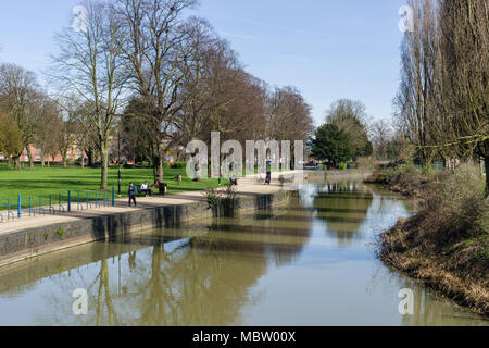 Der Fluss Nene, im späten Winter, laufen durch die Becket Park, Northampton, Großbritannien Stockfoto