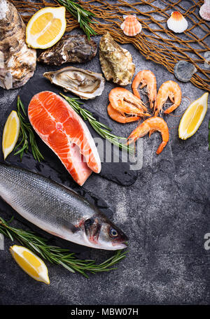 Lachs, Seebarsch, Krabben und Austern Stockfoto