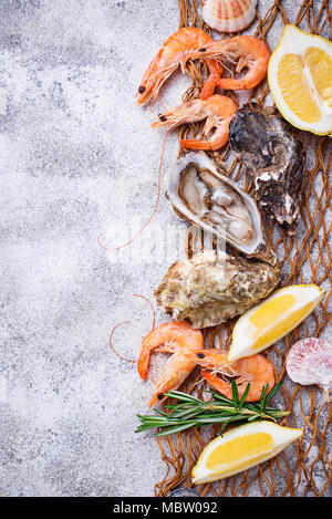 Krabben und Austern. Meeresfrüchte Konzept Stockfoto