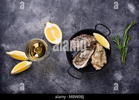 Frische Austern mit Zitrone und Weißwein Stockfoto