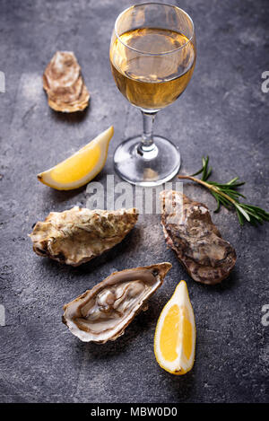 Frische Austern mit Zitrone und Weißwein Stockfoto