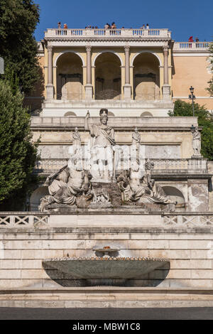 Der Brunnen von Rom, Piazza del Popolo, Rom, Italien. Unter dem Pincio Gärten ist die Fontana della Dea di Roma (Brunnen der Göttin von Rom) Stockfoto