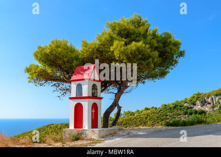 Kleine Kapelle und Kiefer an der Küste der Insel Zakynthos im sonnigen Sommertag Griechenland Stockfoto