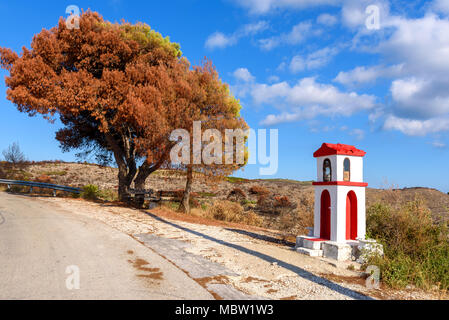 Kleine Kapelle und Kiefer an der Küste der Insel Zakynthos. Griechenland Stockfoto