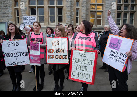 Pro-choice-Aktivisten und Schwester Unterstützer demonstrieren außerhalb Ealing Broadway Rathaus vor der Abtreibung Pufferzone Abstimmung diese Woche, London, UK Stockfoto