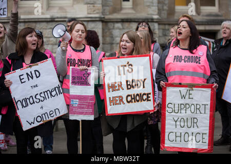 Pro-choice-Aktivisten und Schwester Unterstützer demonstrieren außerhalb Ealing Broadway Rathaus vor der Abtreibung Pufferzone Abstimmung diese Woche, London, UK Stockfoto