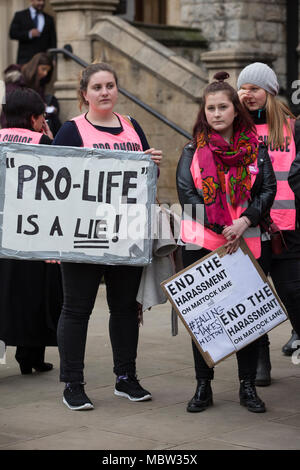 Pro-choice-Aktivisten und Schwester Unterstützer demonstrieren außerhalb Ealing Broadway Rathaus vor der Abtreibung Pufferzone Abstimmung diese Woche, London, UK Stockfoto