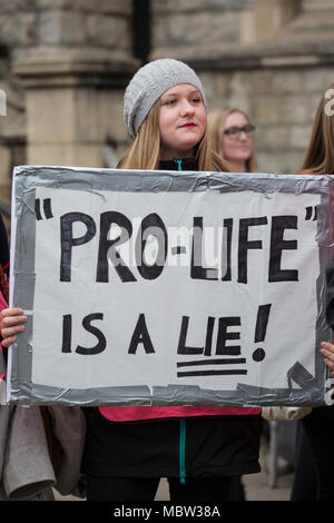 Pro-choice-Aktivisten und Schwester Unterstützer demonstrieren außerhalb Ealing Broadway Rathaus vor der Abtreibung Pufferzone Abstimmung diese Woche, London, UK Stockfoto