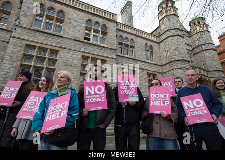 Pro-life-Aktivisten demonstrieren außerhalb Ealing Broadway Rathaus vor der Abtreibung Pufferzone Abstimmung diese Woche, London, UK Stockfoto