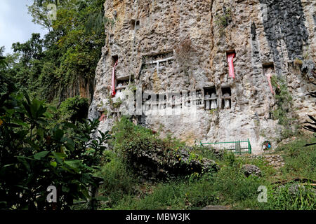 Tau-Tau's (Wächter der Toten) an der Suaya Klippen Grabstätte, Toraja, Sulawesi, Indonesien Stockfoto