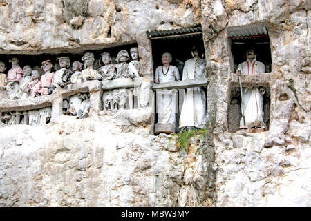 Tau-Tau's (Wächter der Toten) an der Suaya Klippen Grabstätte, Toraja, Sulawesi, Indonesien Stockfoto