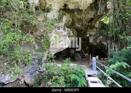 Faule Särge, Wächter der Toten (Tau-Tau's) und menschlichen Schädeln in der Tampang Allo Beerdigung Höhle, Sulawesi, Indonesien Stockfoto