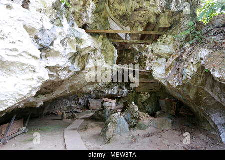 Faule Särge, Wächter der Toten (Tau-Tau's) und menschlichen Schädeln in der Tampang Allo Beerdigung Höhle, Sulawesi, Indonesien Stockfoto