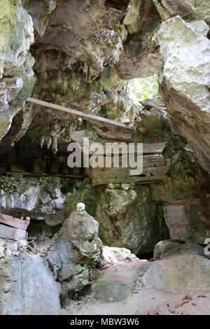 Faule Särge, Wächter der Toten (Tau-Tau's) und menschlichen Schädeln in der Tampang Allo Beerdigung Höhle, Sulawesi, Indonesien Stockfoto