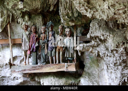 Die wächter der Toten: Tau-Tau in der Tampang Allo Beerdigung Höhle, Sulawesi, Indonesien Stockfoto