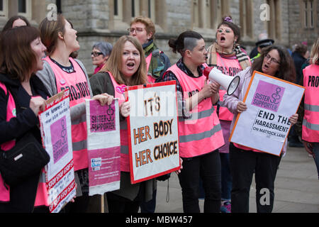 Pro-choice-Aktivisten und Schwester Unterstützer demonstrieren außerhalb Ealing Broadway Rathaus vor der Abtreibung Pufferzone Abstimmung diese Woche, London, UK Stockfoto