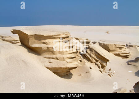 Winderosion Formen merkwürdige Skulpturen in den Sand des Strandes Stockfoto
