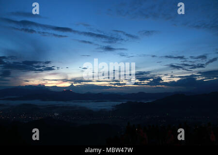 Blick auf den berühmten Niedrigen Cloud bei Toraja Utara von "Tombi, Sulawesi, Indonesien gesehen Stockfoto