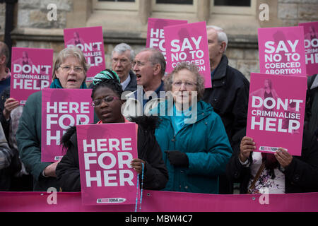 Pro-life-Aktivisten außerhalb Marie Stopes Abtreibung Klinik, Ealing Broadway nach dem Schwangerschaftsabbruch Pufferzone Abstimmung diese Woche, London, UK Stockfoto