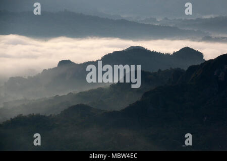 Die berühmten Niedrigen Cloud bei Toraja Utara von "Tombi, Sulawesi, Indonesien gesehen Stockfoto