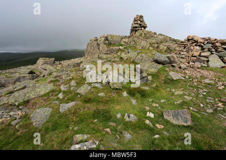 Gipfel Cairn auf Carrock fiel, Mosedale Tal, Nationalpark Lake District, Cumbria, England, UK Carrock fiel ist einer der 214 Wainwright Fells. Stockfoto