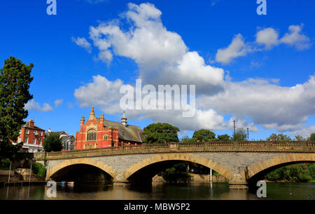 Die Methodistische Kirche und Arbeiter Brücke über den Fluss Avon, Evesham, Worcestershire, England, Europa Stockfoto