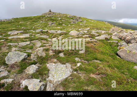 Gipfel Cairn auf Carrock fiel, Mosedale Tal, Nationalpark Lake District, Cumbria, England, UK Carrock fiel ist einer der 214 Wainwright Fells. Stockfoto