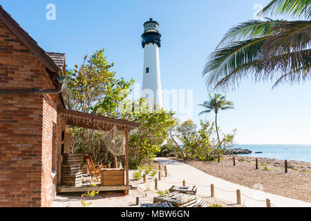 Miami, USA - März 15,2018: Key Biscayne Leuchtturm und altes Haus Museum auf südlich von Miami an einem sonnigen Tag. Stockfoto