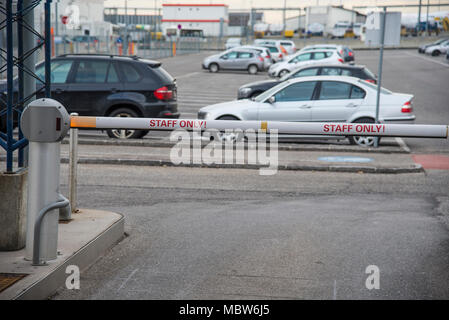 Material nur Parken am Flughafen Wien in Österreich Stockfoto